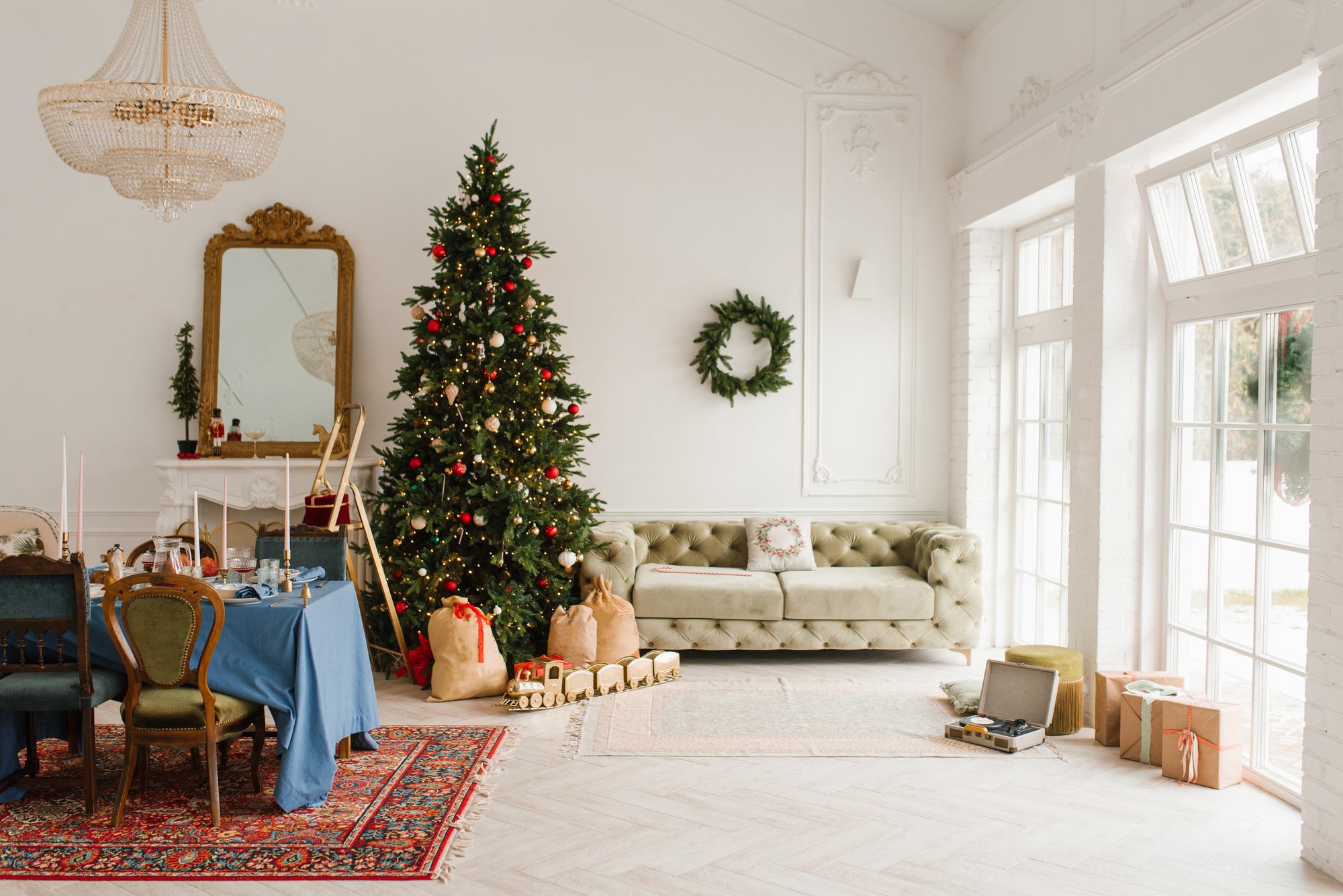 お部屋を赤いソファーでクリスマスムードに！ ソファ編】クリスマスムードにピッタリな家具をご紹介します